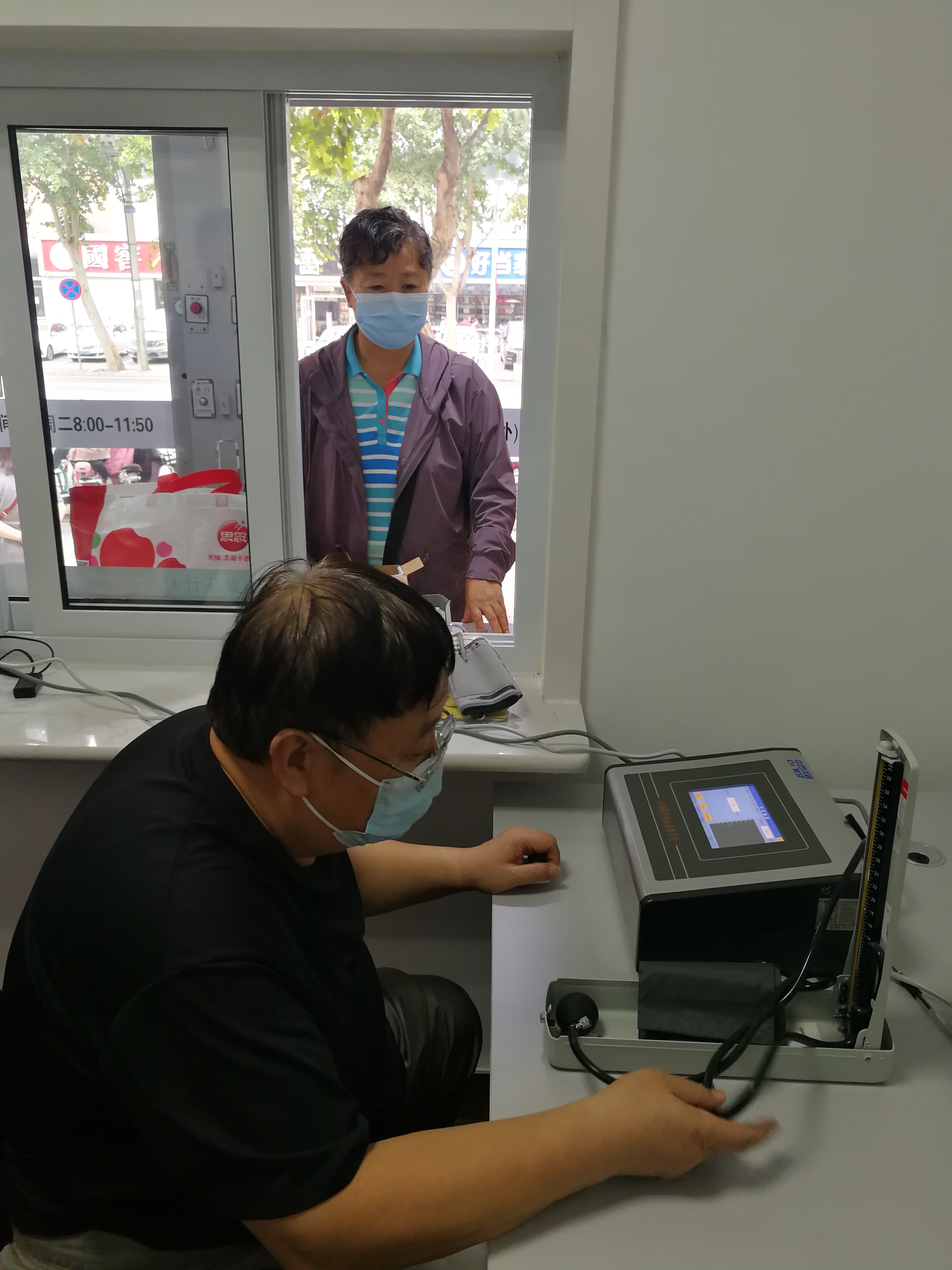 省计量院友谊大街院设置“惠民窗口”，为群众免费检测血压计及贵金属、珠宝玉石等1.jpg