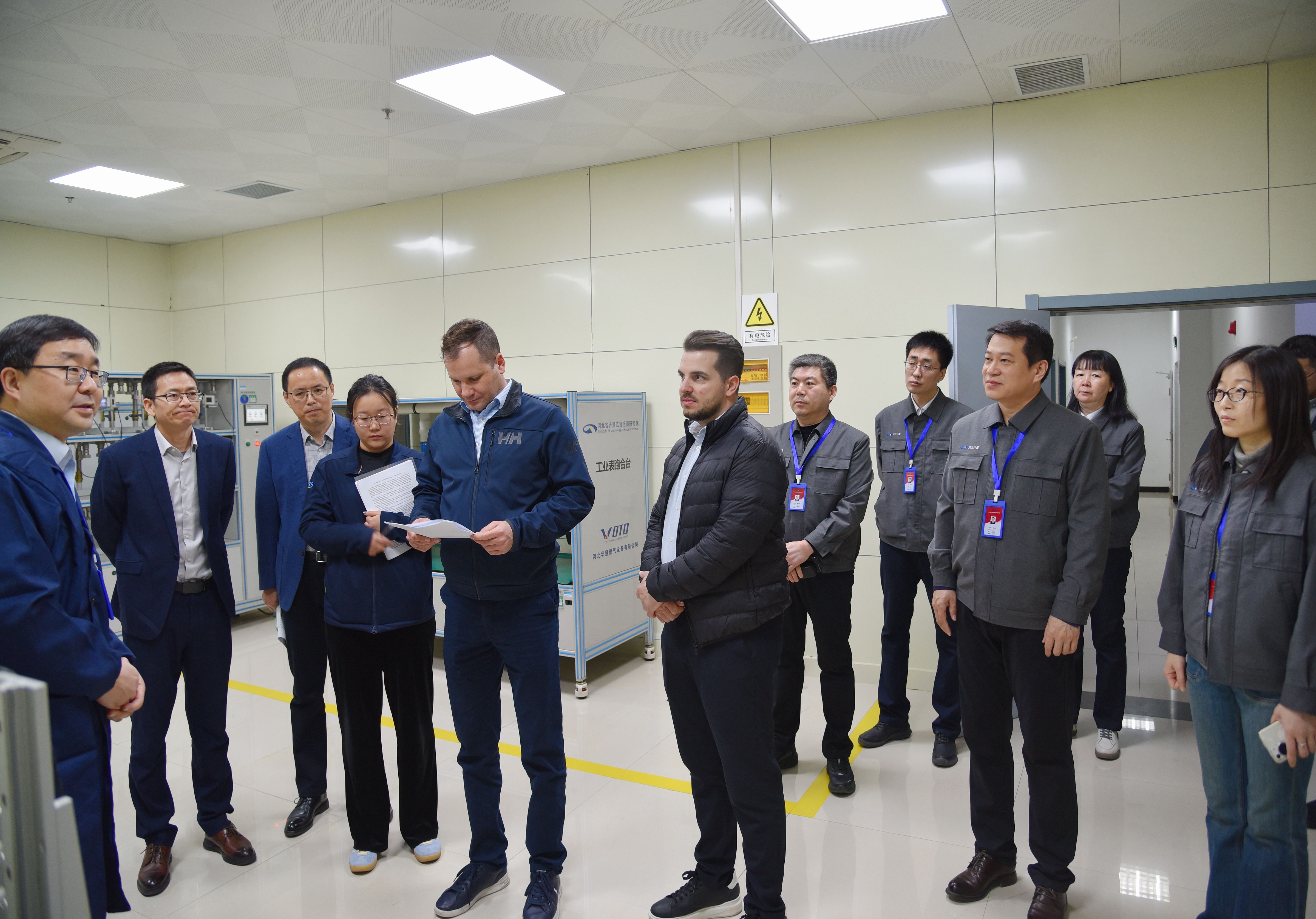 2.德国莱茵TÜV集团Mr. Zsolt Pesze 等专家对河北省计量院进行MID认证现场技术评审.jpg 2.德国莱茵TÜV集团Mr. Zsolt Pesze 等专家对河北省计量院进行MID认证现场技术评审.jpg