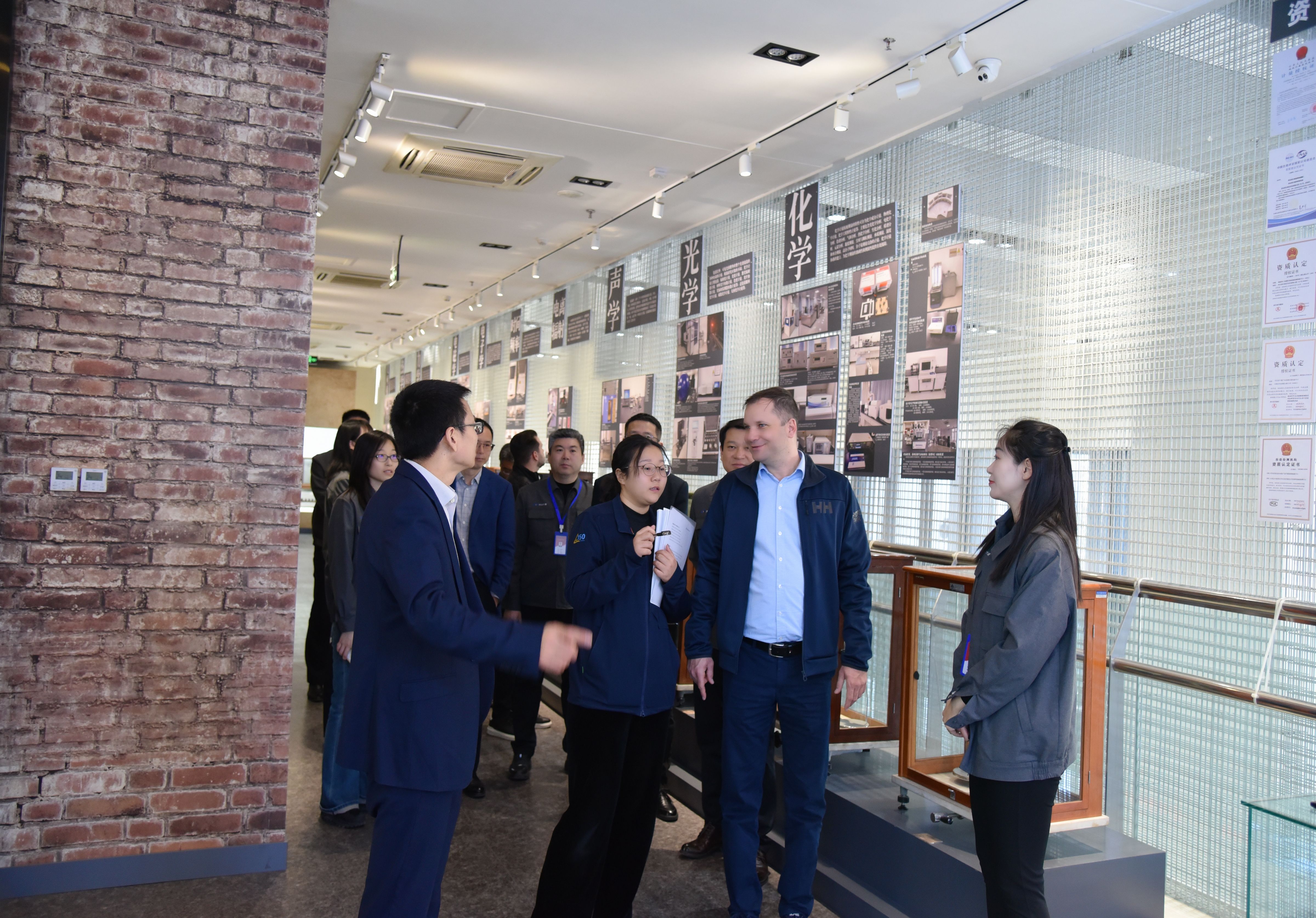 3.德国莱茵TÜV集团Mr. Zsolt Pesze 等专家参观河北计量文化展厅.jpg 3.德国莱茵TÜV集团Mr. Zsolt Pesze 等专家参观河北计量文化展厅.jpg