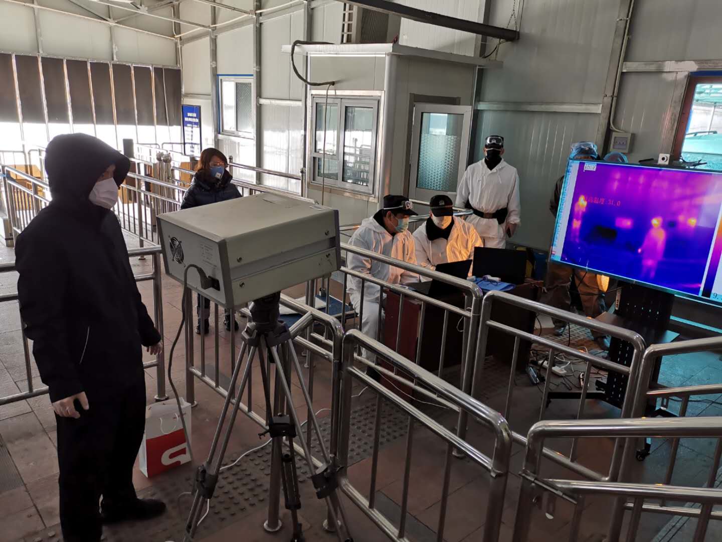 2020.2.16工作人员在石家庄北站检测红外测温仪.jpg