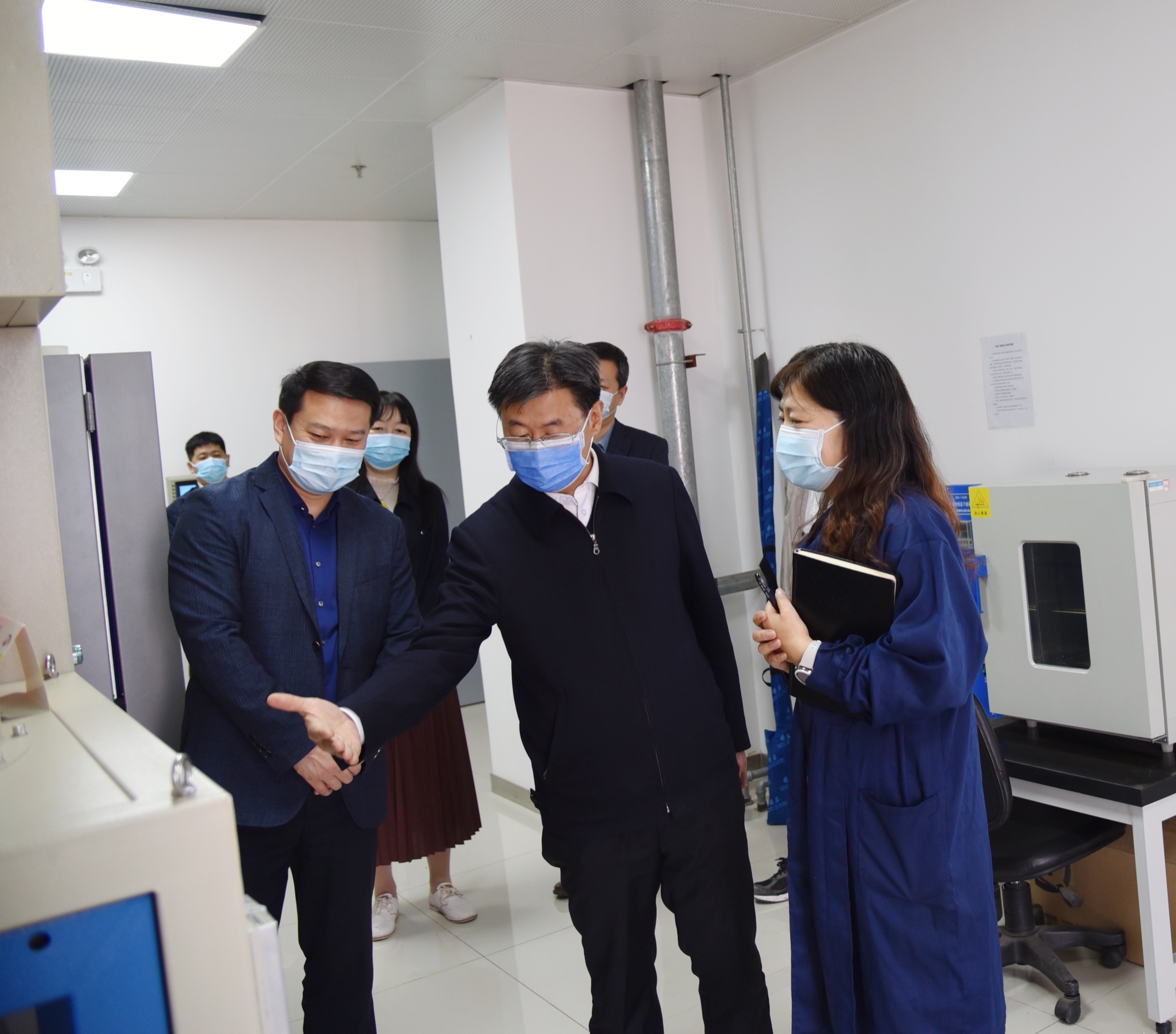 葛瑞江副局长视察指导产业测试中心计量设备检测工作.jpg 葛瑞江副局长视察指导产业测试中心计量设备检测工作.jpg
