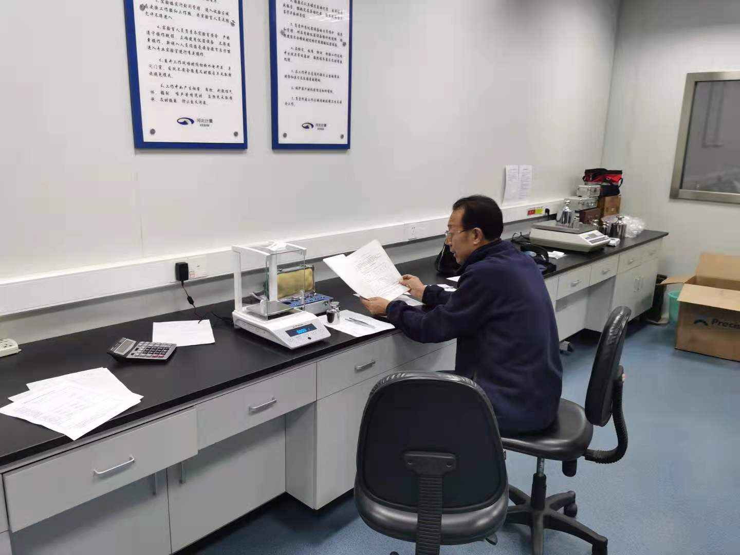 县级法定计量检定机构检定人员在压力室进行跟班学习 (2).jpg 县级法定计量检定机构检定人员在压力室进行跟班学习 (2).jpg