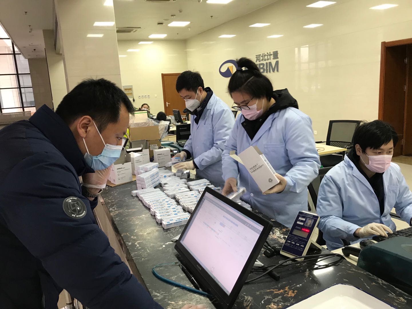 客服大厅工作人员正在清点送检仪器.jpg