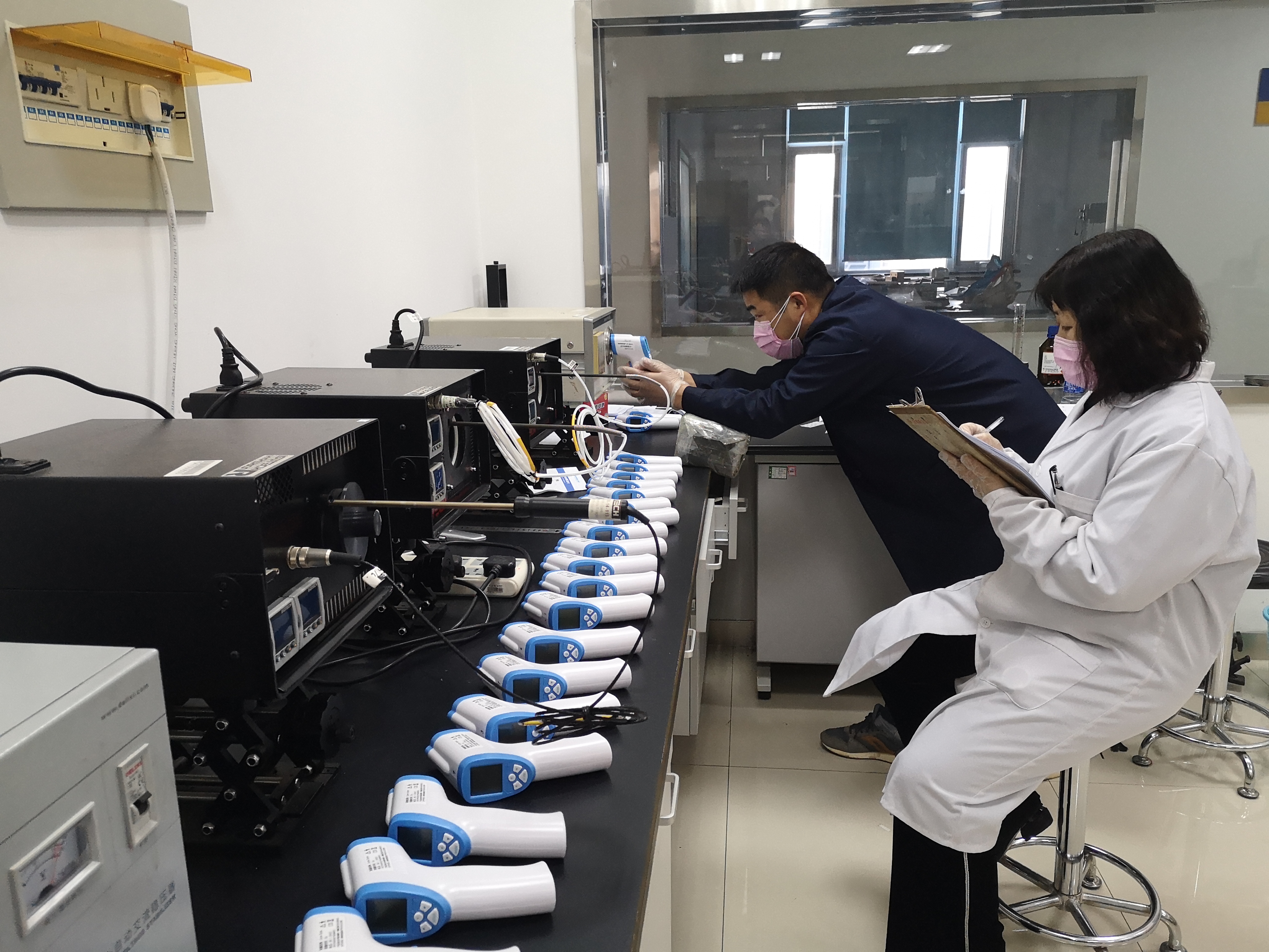 中温室收到石家庄市第一医院送检的26台红外额温计后,紧张有序的开展校准工作1.jpg 中温室收到石家庄市第一医院送检的26台红外额温计后,紧张有序的开展校准工作1.jpg