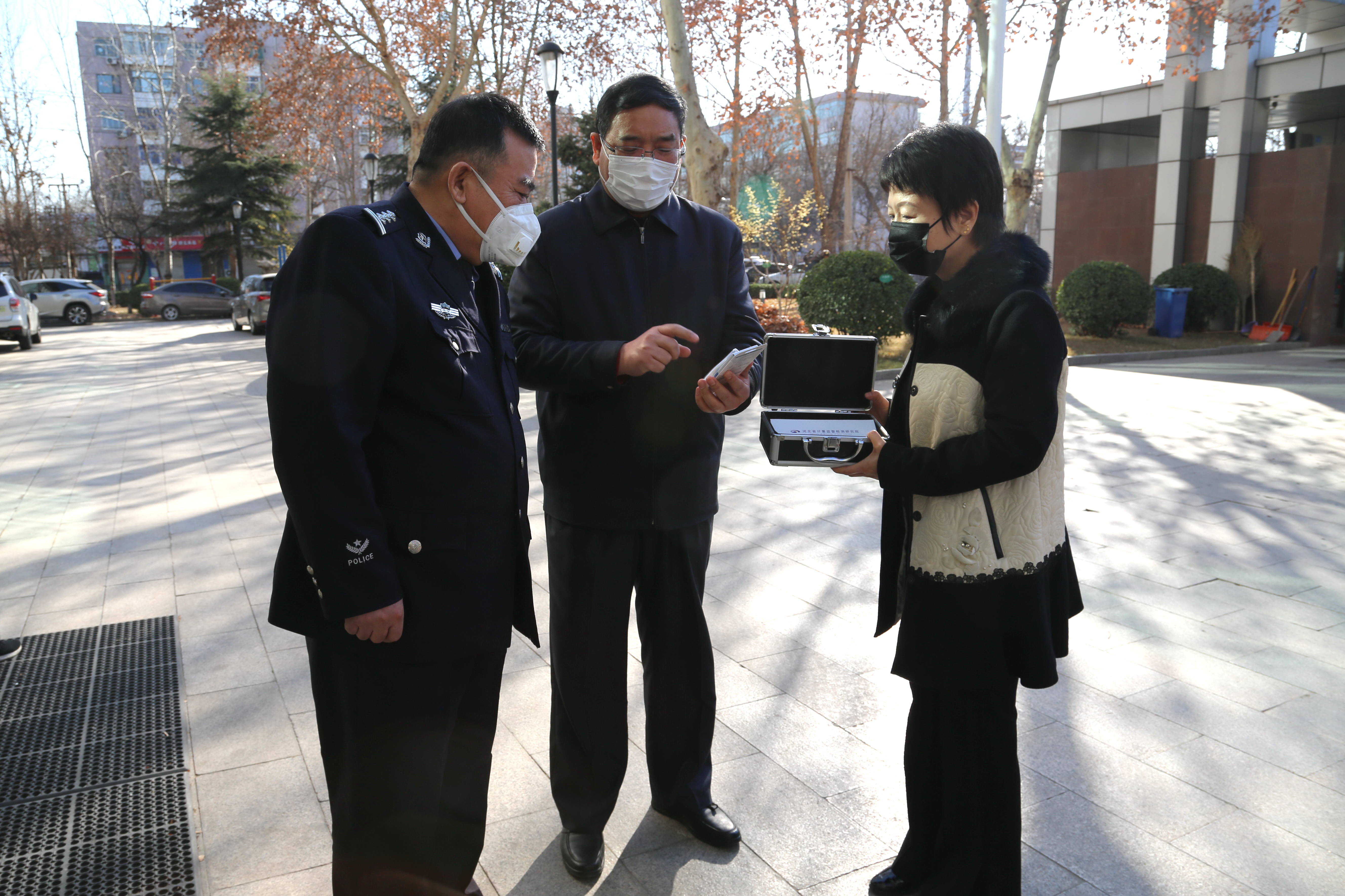 2020.2.18省计量院院长刘辰魁亲自向工作人员详细演示了设备使用及自校准方法.jpg 2020.2.18省计量院院长刘辰魁亲自向工作人员详细演示了设备使用及自校准方法.jpg