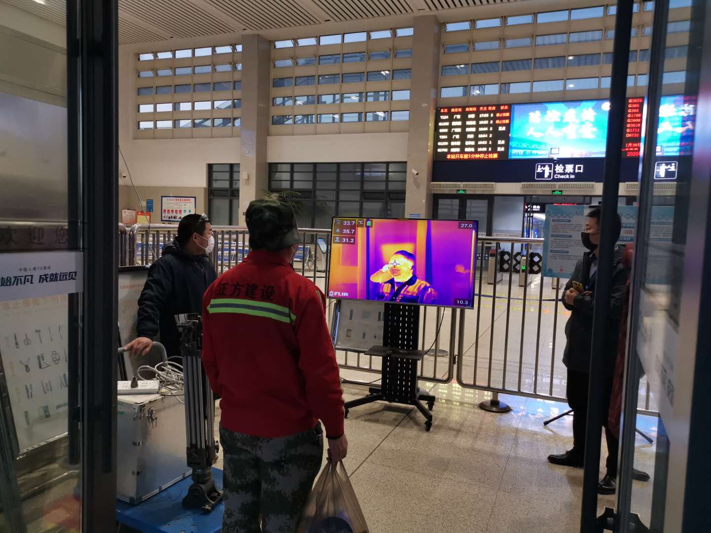 中温室工作人员在白洋淀火车站检测红外筛检仪.jpg 中温室工作人员在白洋淀火车站检测红外筛检仪.jpg