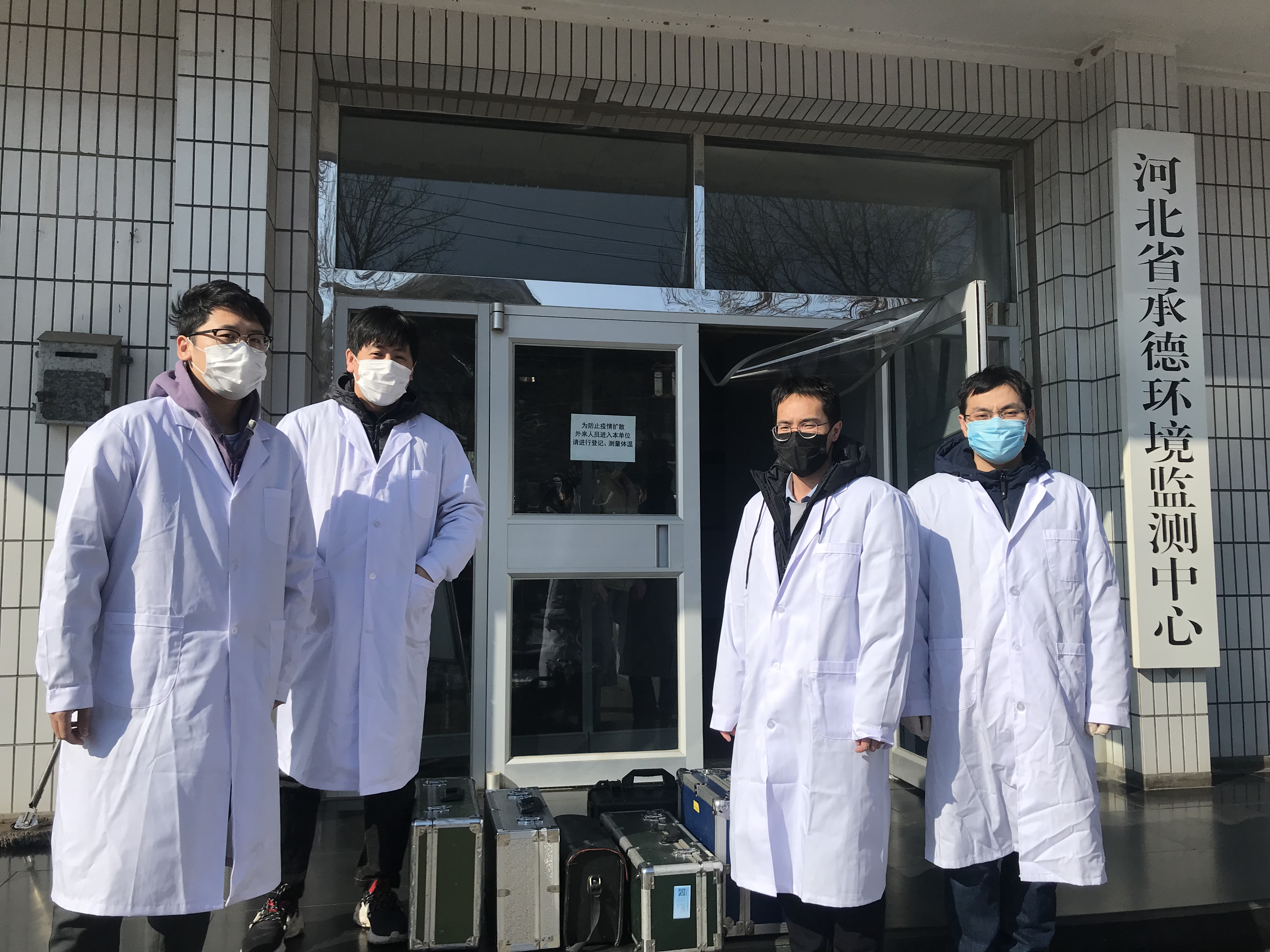 环保室工作人员到检测机构进行检测.jpg 环保室工作人员到检测机构进行检测.jpg