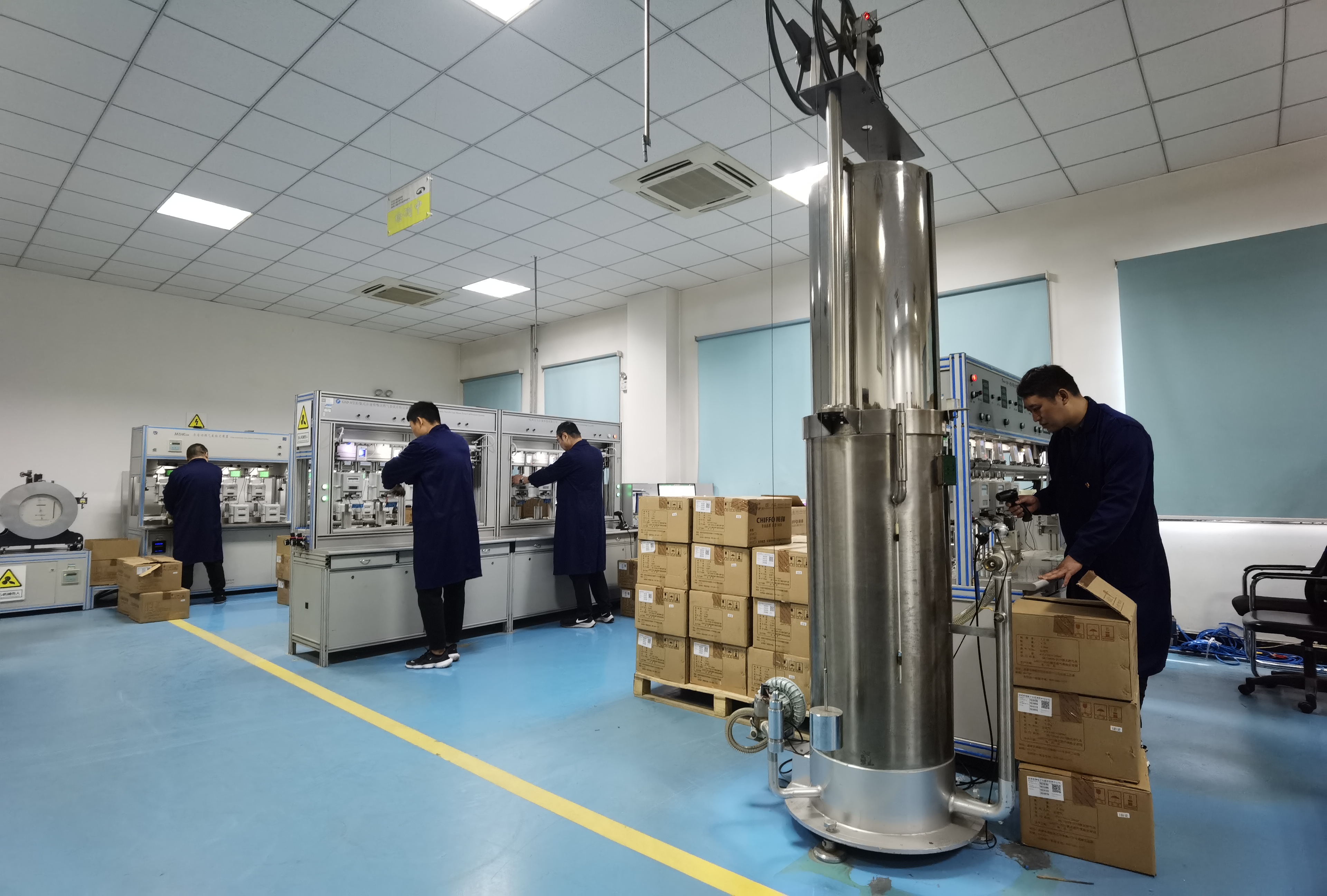 气体小流量室计量检测人员正在检测燃气表.jpg 气体小流量室计量检测人员正在检测燃气表.jpg