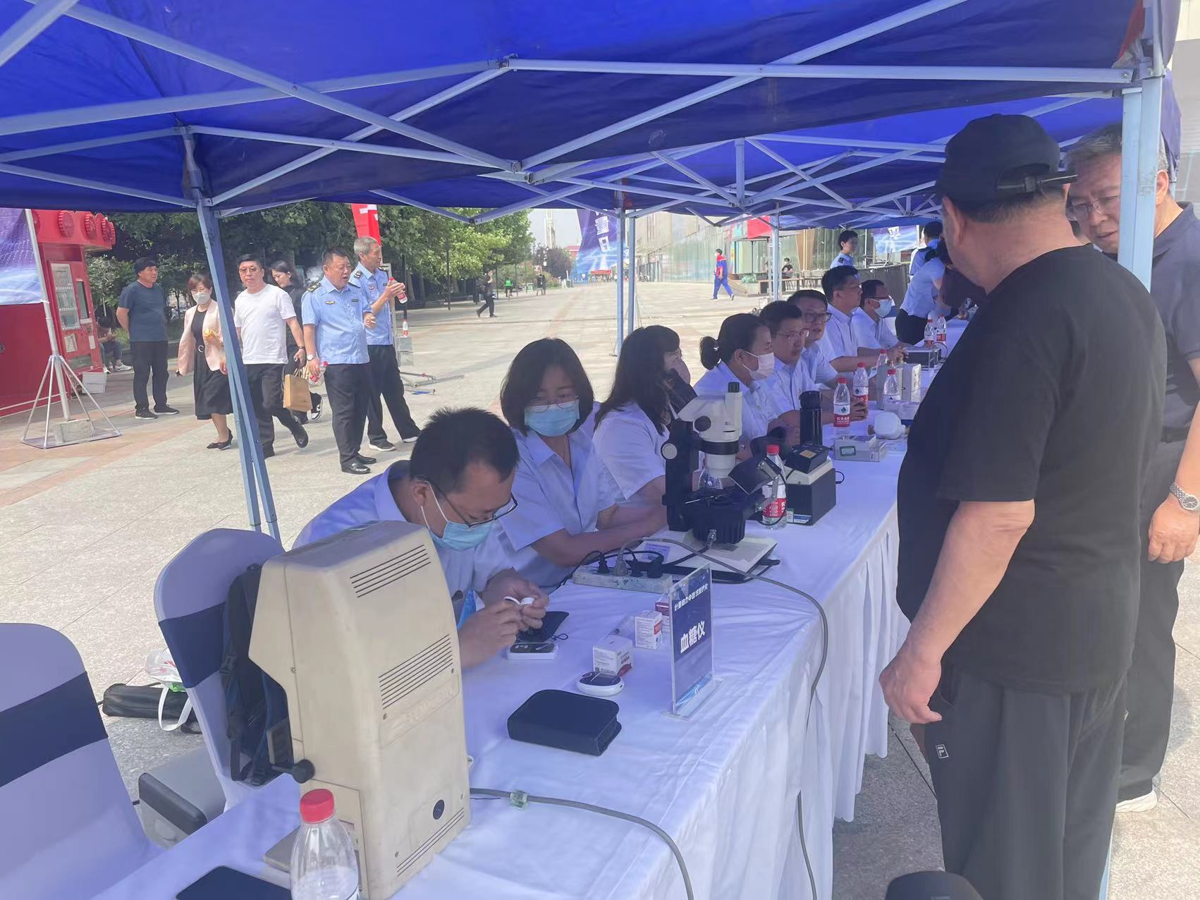 河北省计量院技术人员现场检测血糖仪.jpg 河北省计量院技术人员现场检测血糖仪.jpg