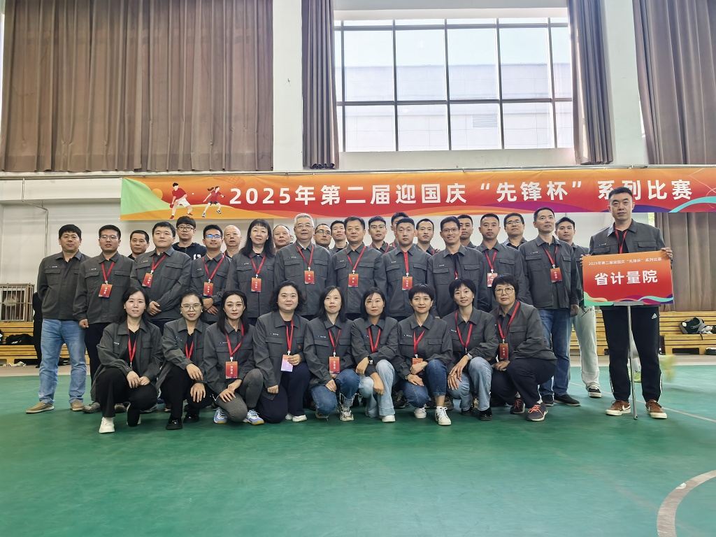 领队及参赛队员合影-小.jpg 领队及参赛队员合影-小.jpg