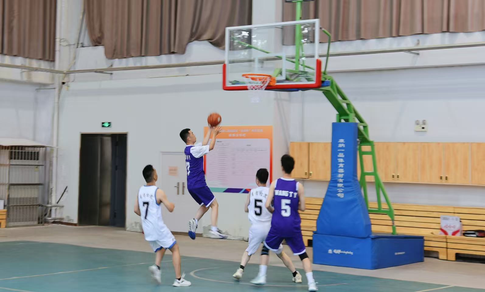 篮球队比赛现场 (3).jpg 篮球队比赛现场 (3).jpg