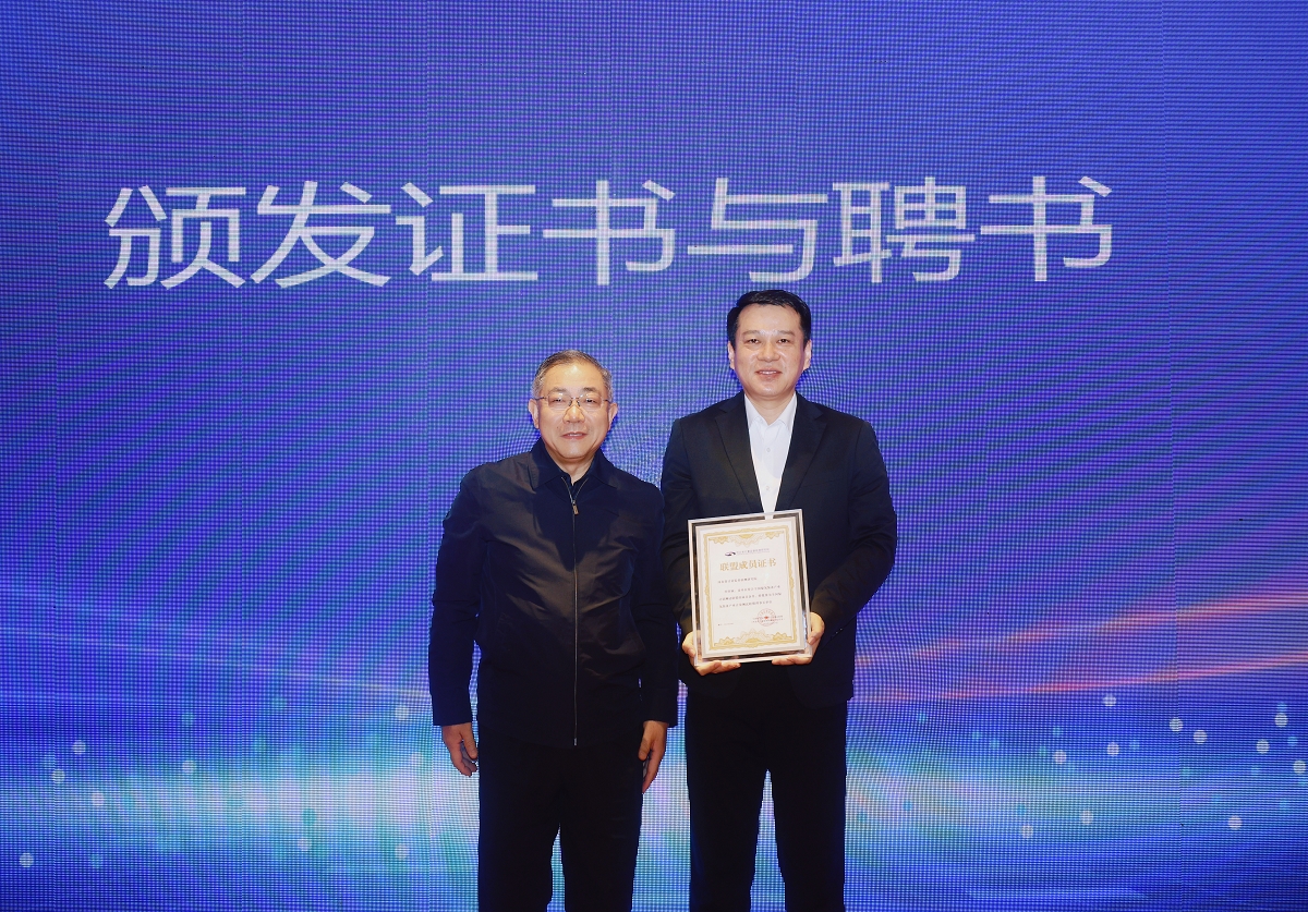 刘江潇副局长为河北省计量院颁发联盟理事长证书.jpg 刘江潇副局长为河北省计量院颁发联盟理事长证书.jpg